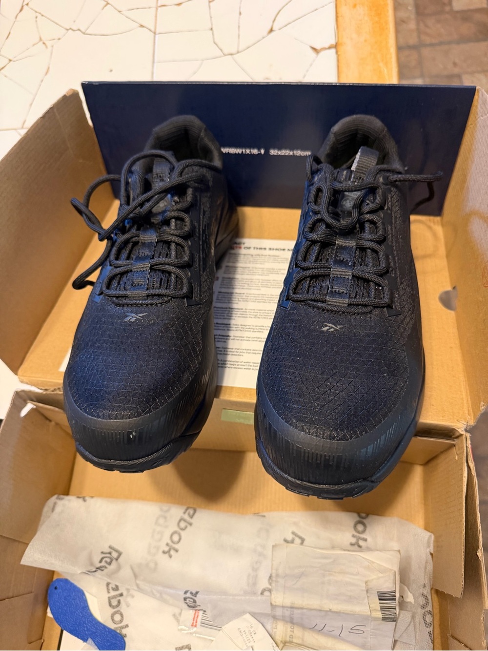 Reebok for Men's and women Navy/Black Athletic Trainers
Size 9 in woman